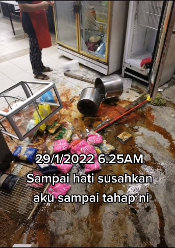 kedai makan dalam keadaan kotor