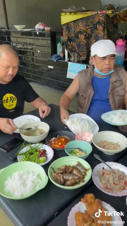 nasi putih dengan lauk ikan singgang