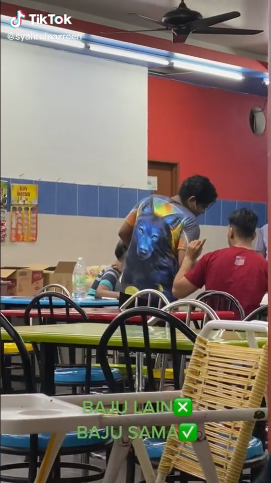 PAKAI BAJU SAMA DENGAN PEKERJA MAMAK