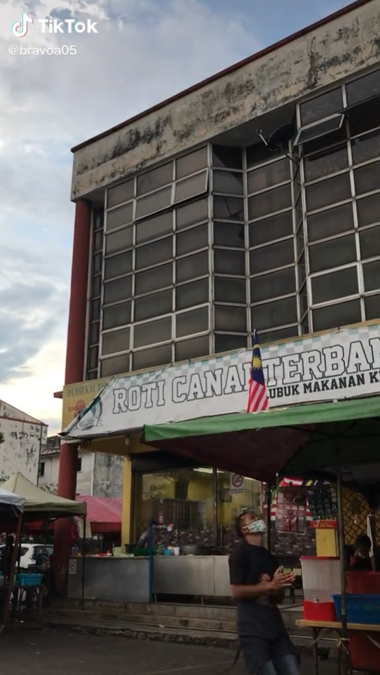 ROTI CANAI TERBANG