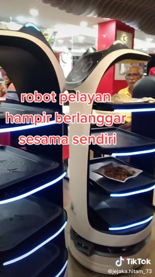 Gelagat Comel Dua Pelayan