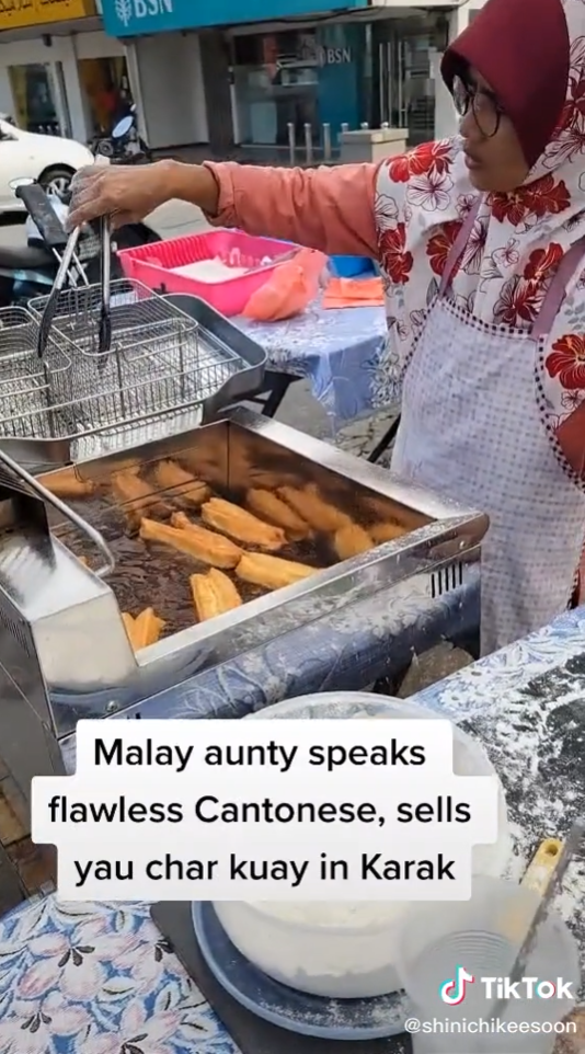 makcik Melayu jual cakoi