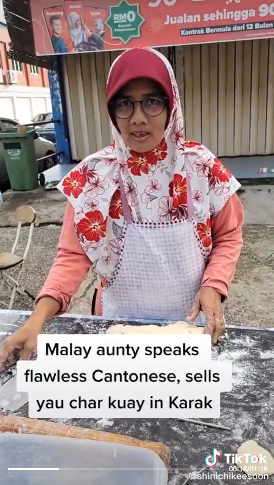 makcik Melayu jual cakoi