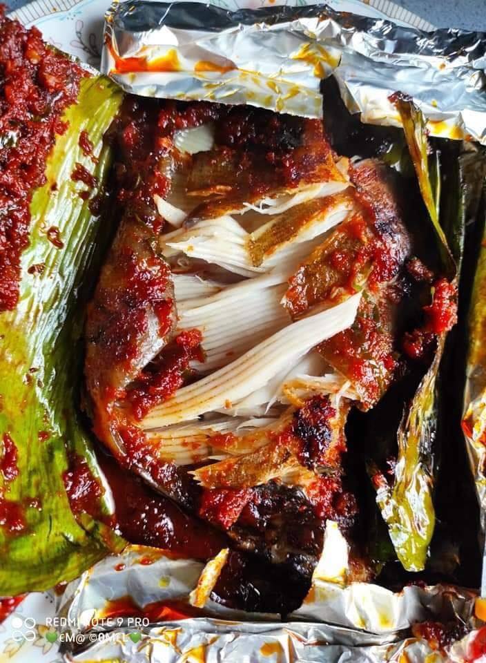 Ikan Pari Bakar Berempah Bungkus Daun Pisang