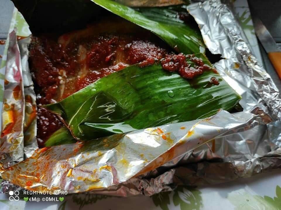 Ikan Pari Bakar Berempah Bungkus Daun Pisang