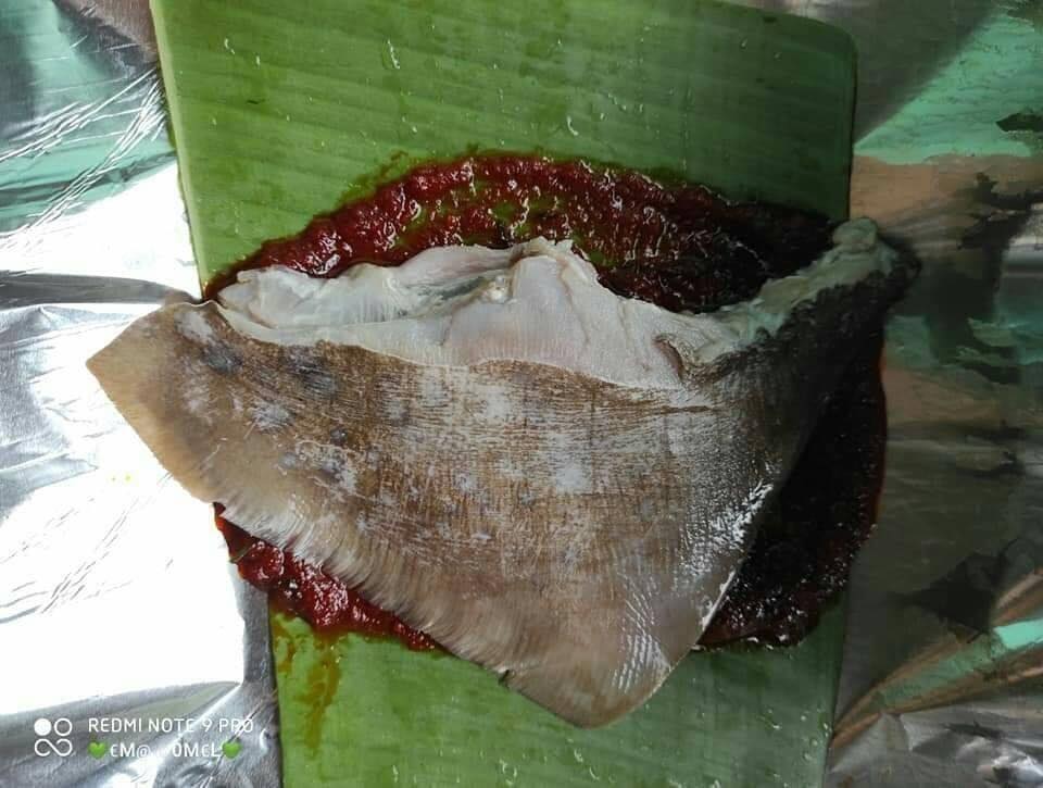 Ikan Pari Bakar Berempah Bungkus Daun Pisang