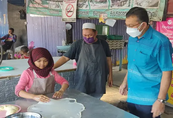 murid tahun 1 tebar roti canai