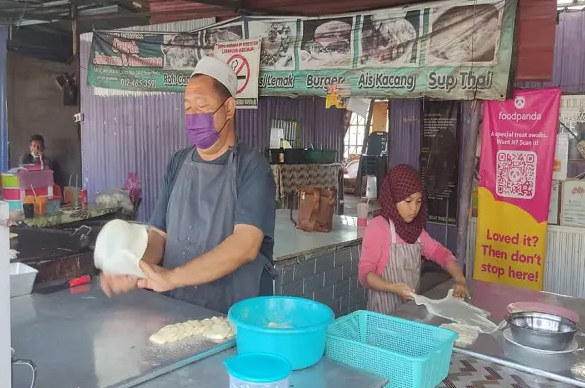 murid tahun 1 tebar roti canai