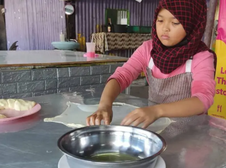 murid tahun 1 tebar roti canai