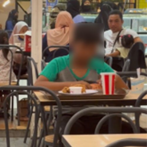 budak lelaki datang KFC