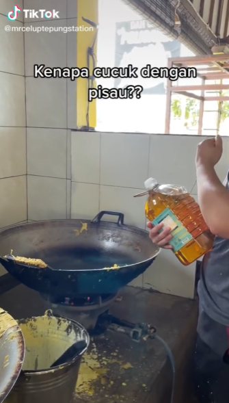 cara peniaga tuang minyak masak