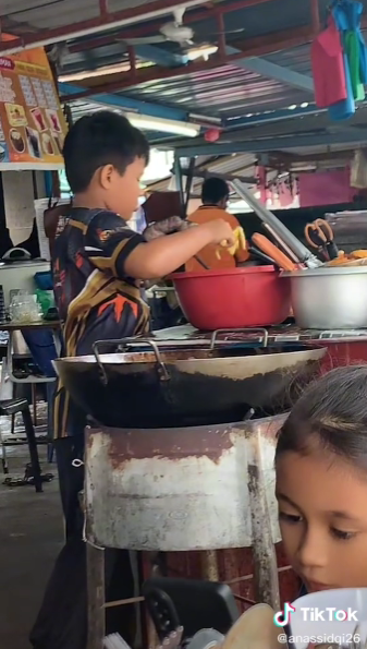 Gigih Tolong Ibu Di Kedai Makan