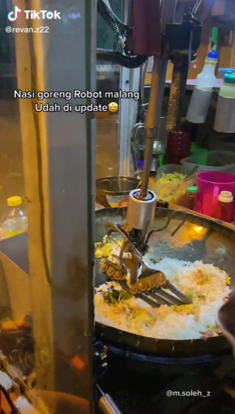 Guna robot untuk buat nasi goreng