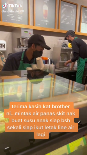 Pekerja Starbuck Bantu Ibu