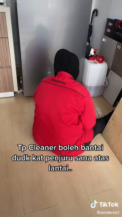 cleaner makan di lantai