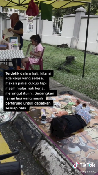 Anak Kecil Tidur Di Tepi Jalan