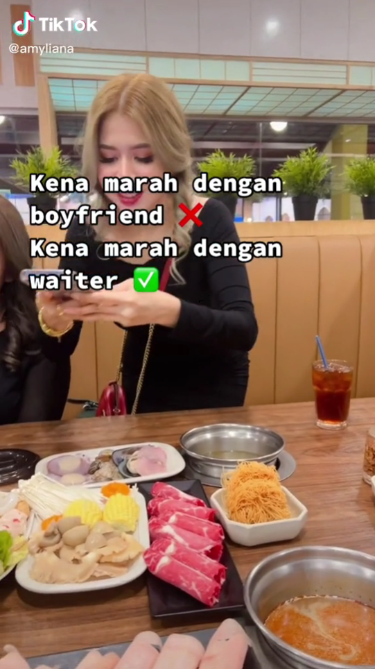 Sibuk Ambil Gambar Masa Makan