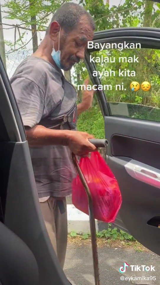 Pak Cik Jalan Jauh Untuk Beli Maggi