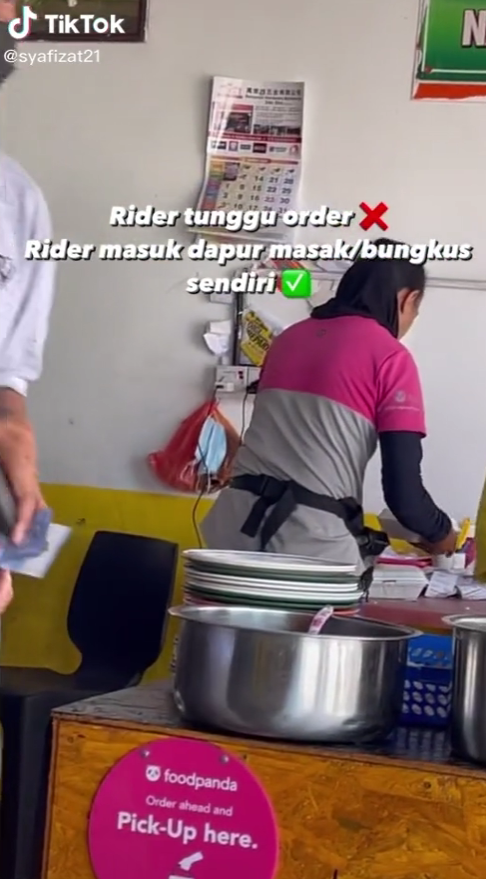 rider Foodpanda tolong bungkus makanan