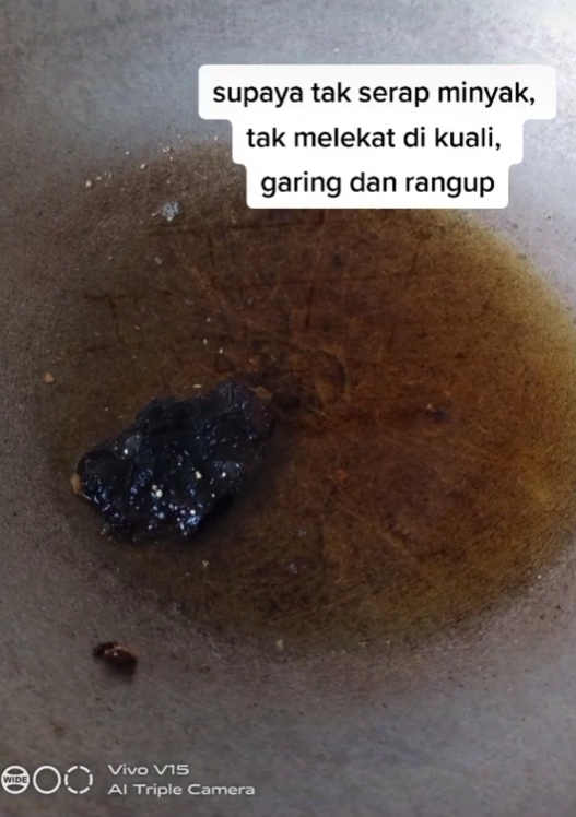 letak asam keping dalam minyak ketika menggoreng