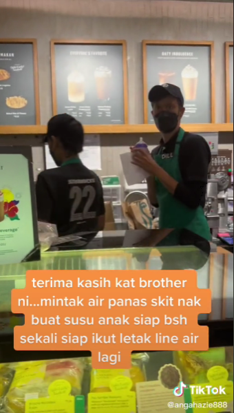 Pekerja Starbuck Bantu Ibu