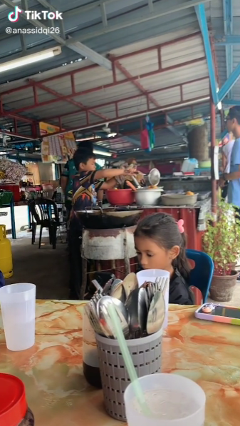 Gigih Tolong Ibu Di Kedai Makan