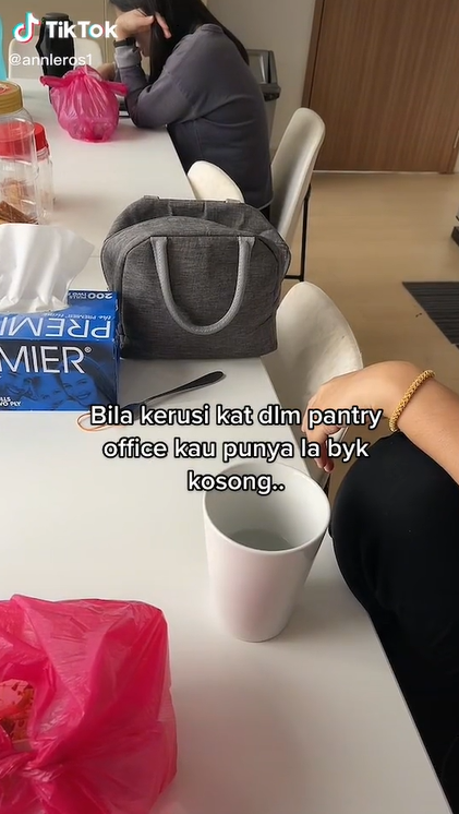 cleaner makan di lantai