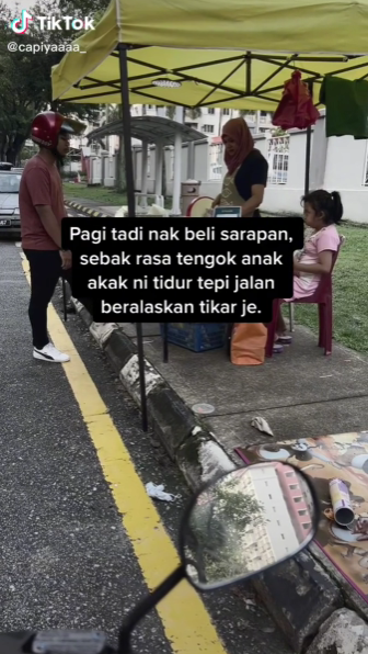 Anak Kecil Tidur Di Tepi Jalan