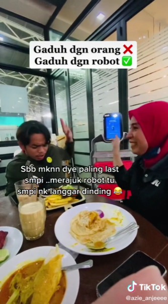 Cari Gaduh Dengan Robot Pelayan