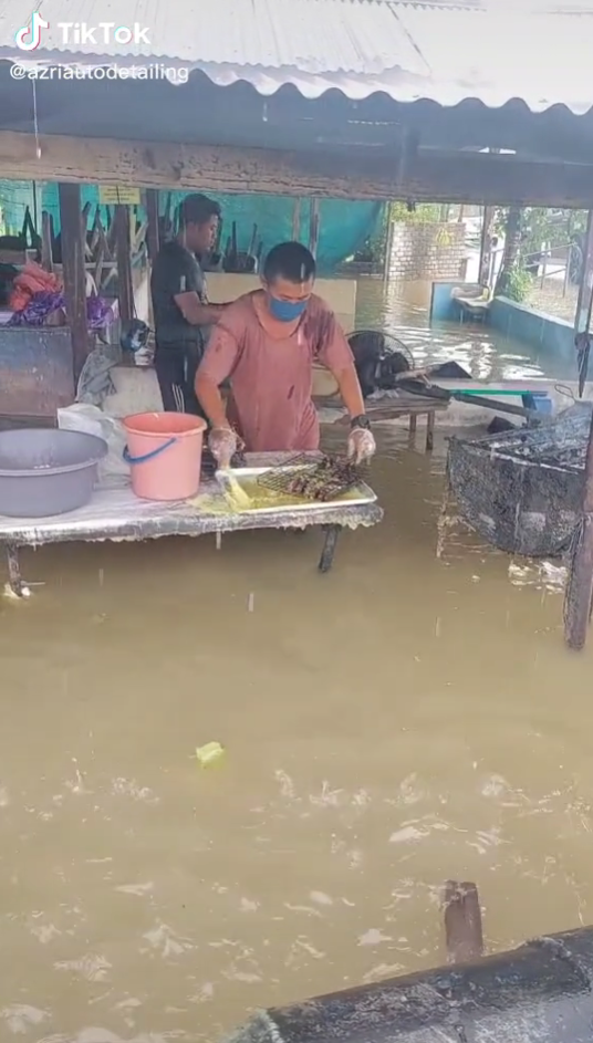 peniaga terpaksa meniaga dalam banjir