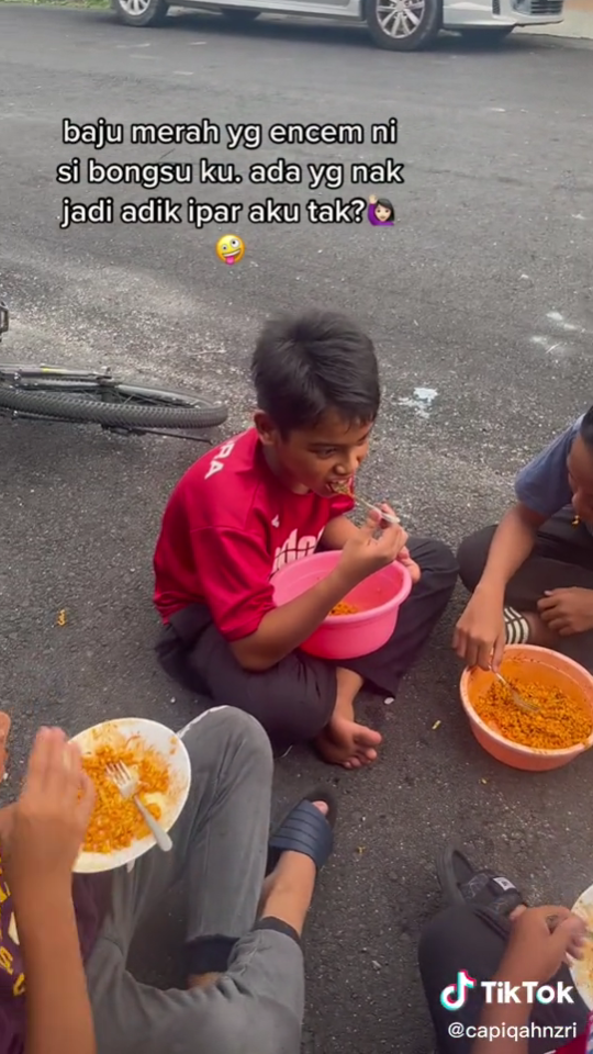 Makan Ramen Tepi Jalan