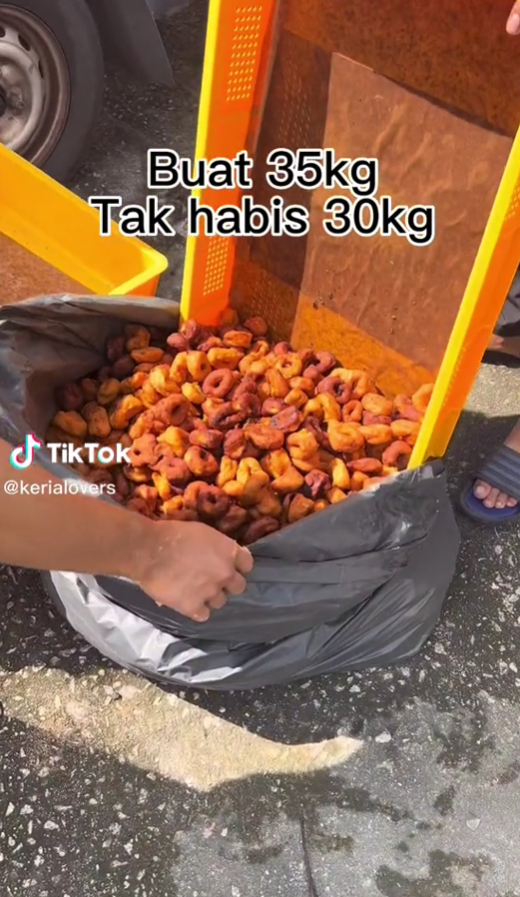 peniaga terpaksa buang barang jualan