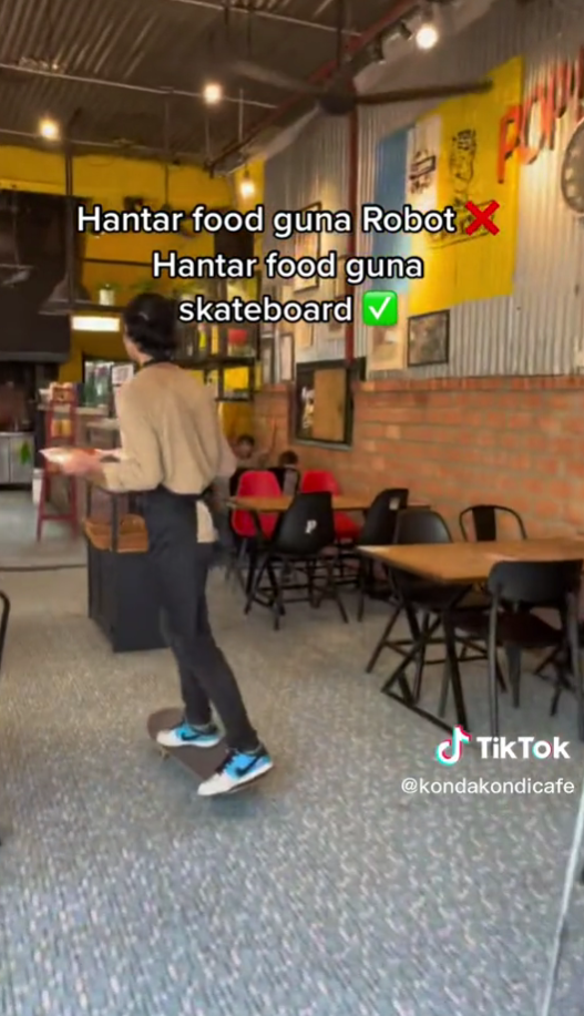 pelayan restoran guna skateboard