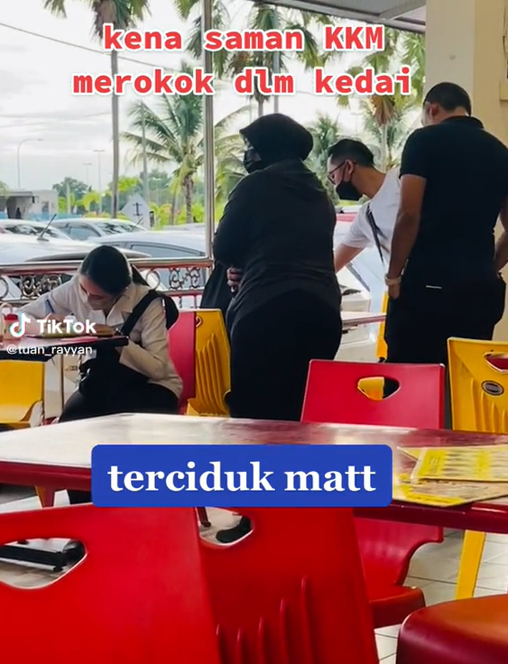 Hisap Rokok Di Kedai Makan