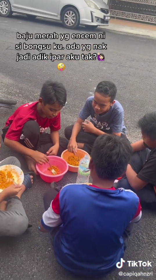 Makan Ramen Tepi Jalan