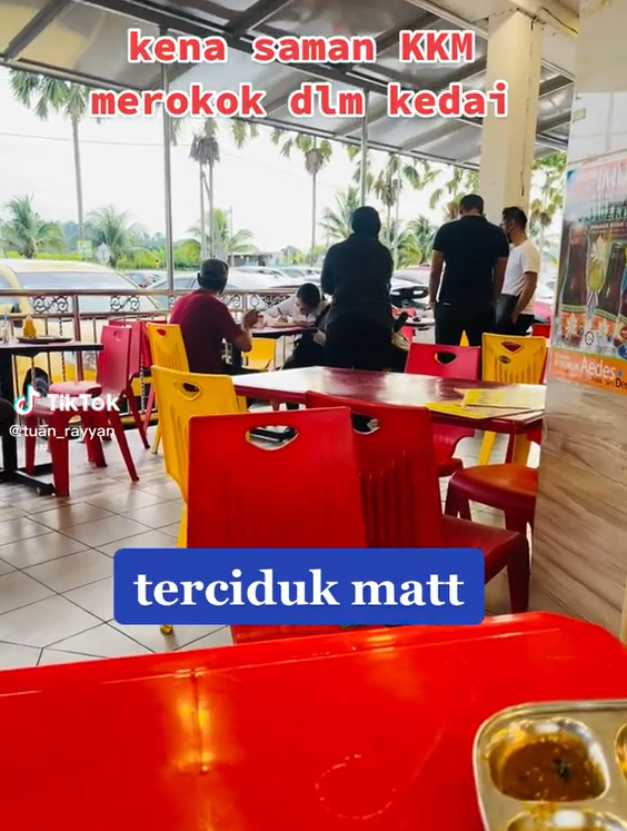 Hisap Rokok Di Kedai Makan