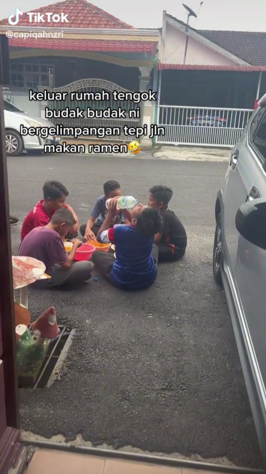 Makan Ramen Tepi Jalan