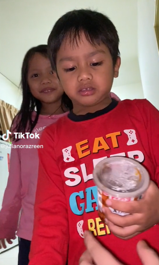 ibu suap anak makanan