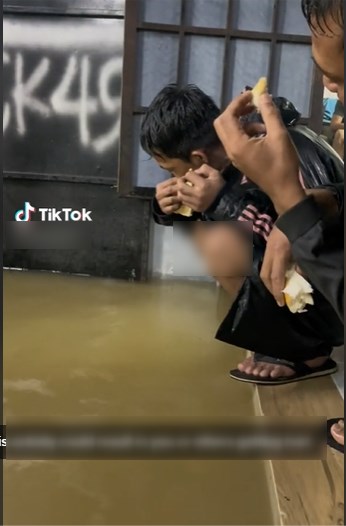 lelaki-makan-roti-cicah-air-banjir-