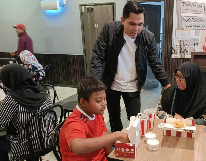 anak makan KFC