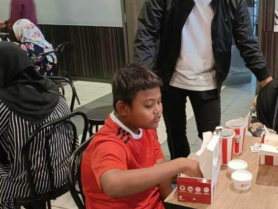 anak makan KFC