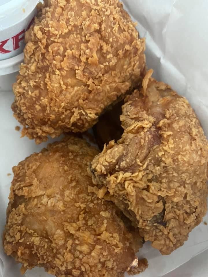 anak makan KFC