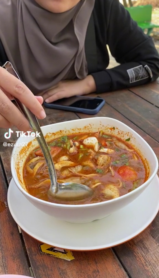 tomyam Malaysia penuh serai