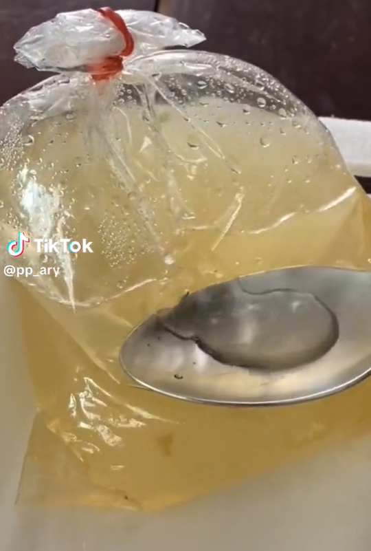 hirup sup dalam plastik