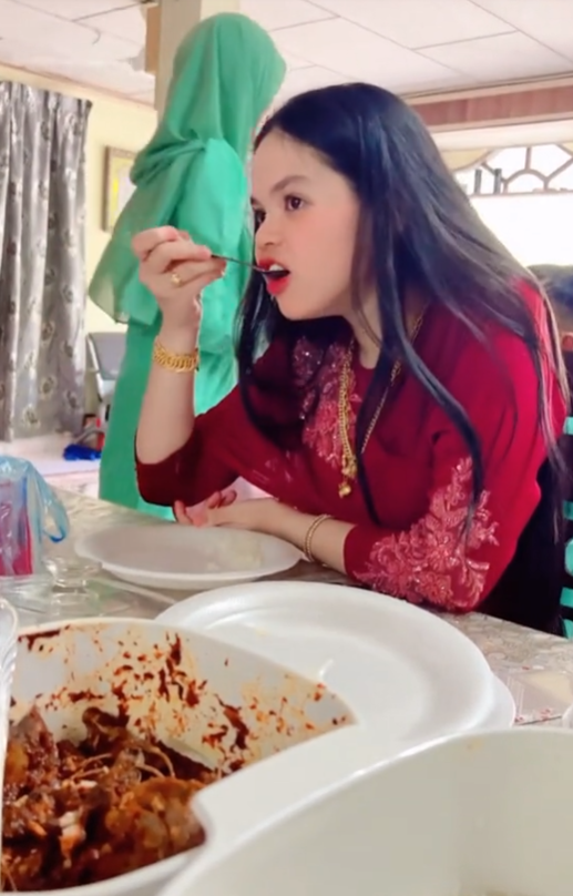 anak suka makan nasi kosong