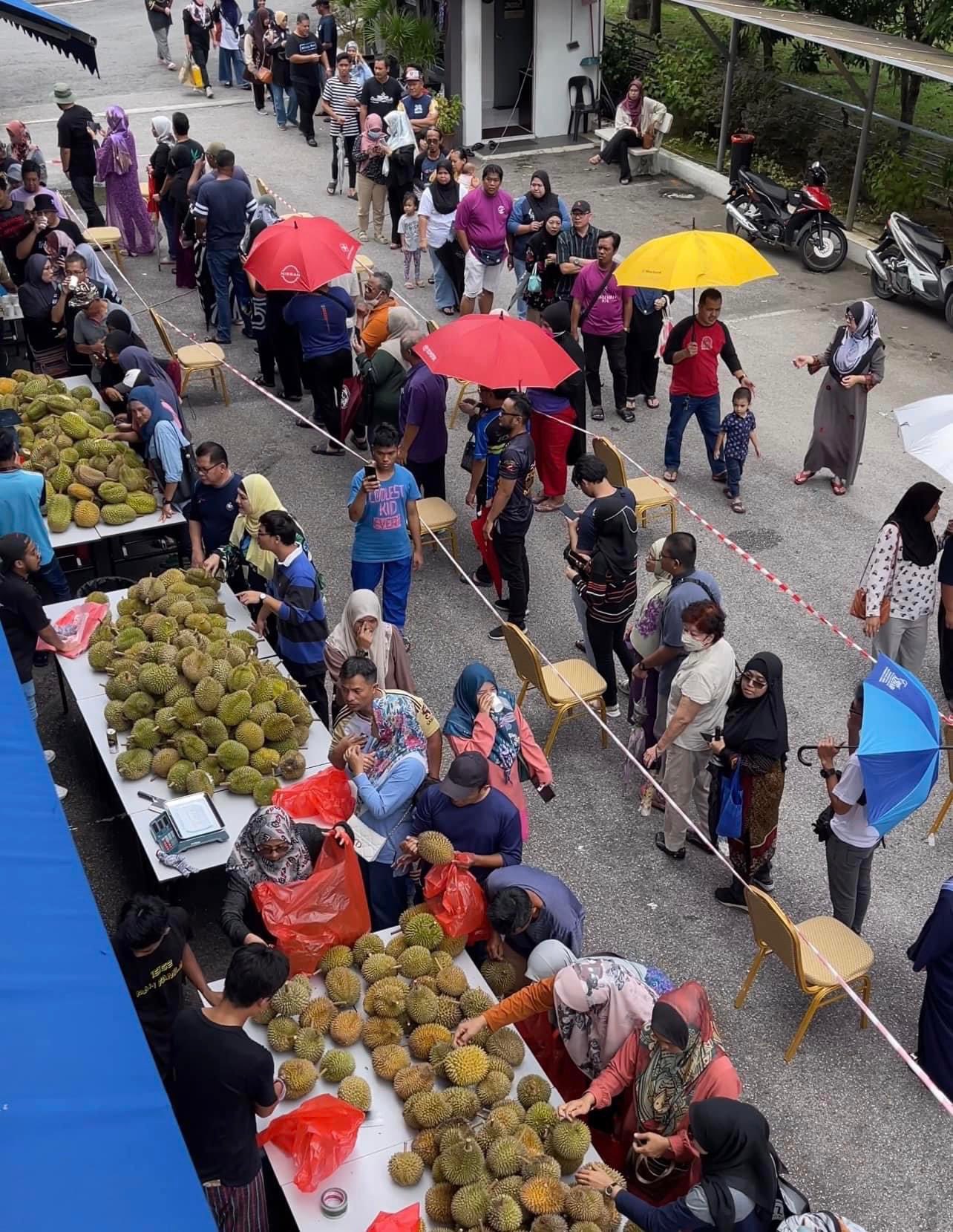 Datuk Aliff Syukri jual durian