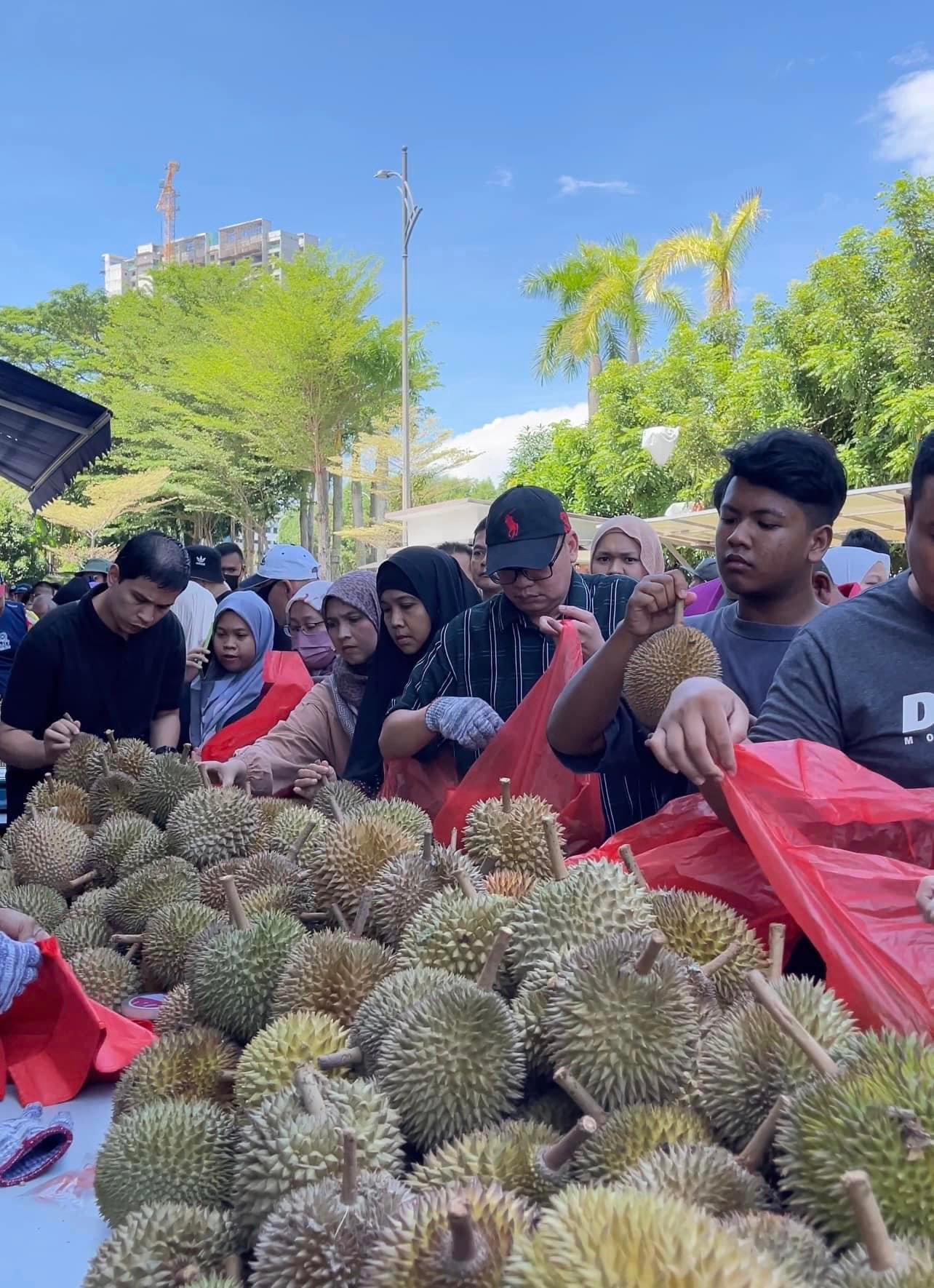 Datuk Aliff Syukri jual durian