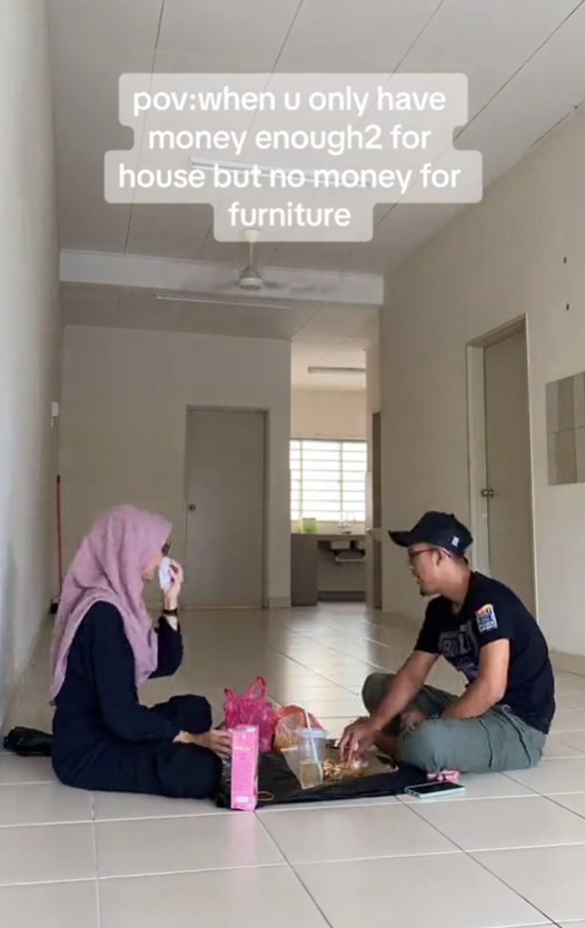 pasangan suami isteri makan atas lantai