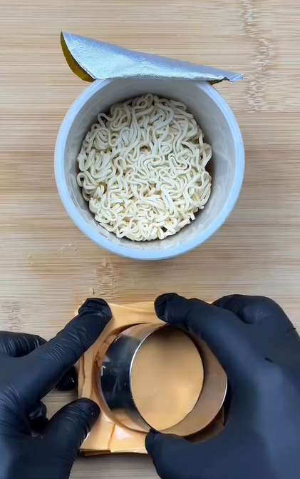 Maggi Kari Hot Cup Cheese Lebih