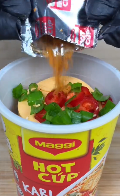 Maggi Kari Hot Cup Cheese Lebih